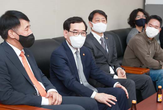 이창양 산업통상자원부 장관 출입 기자실 방문 이미지 0