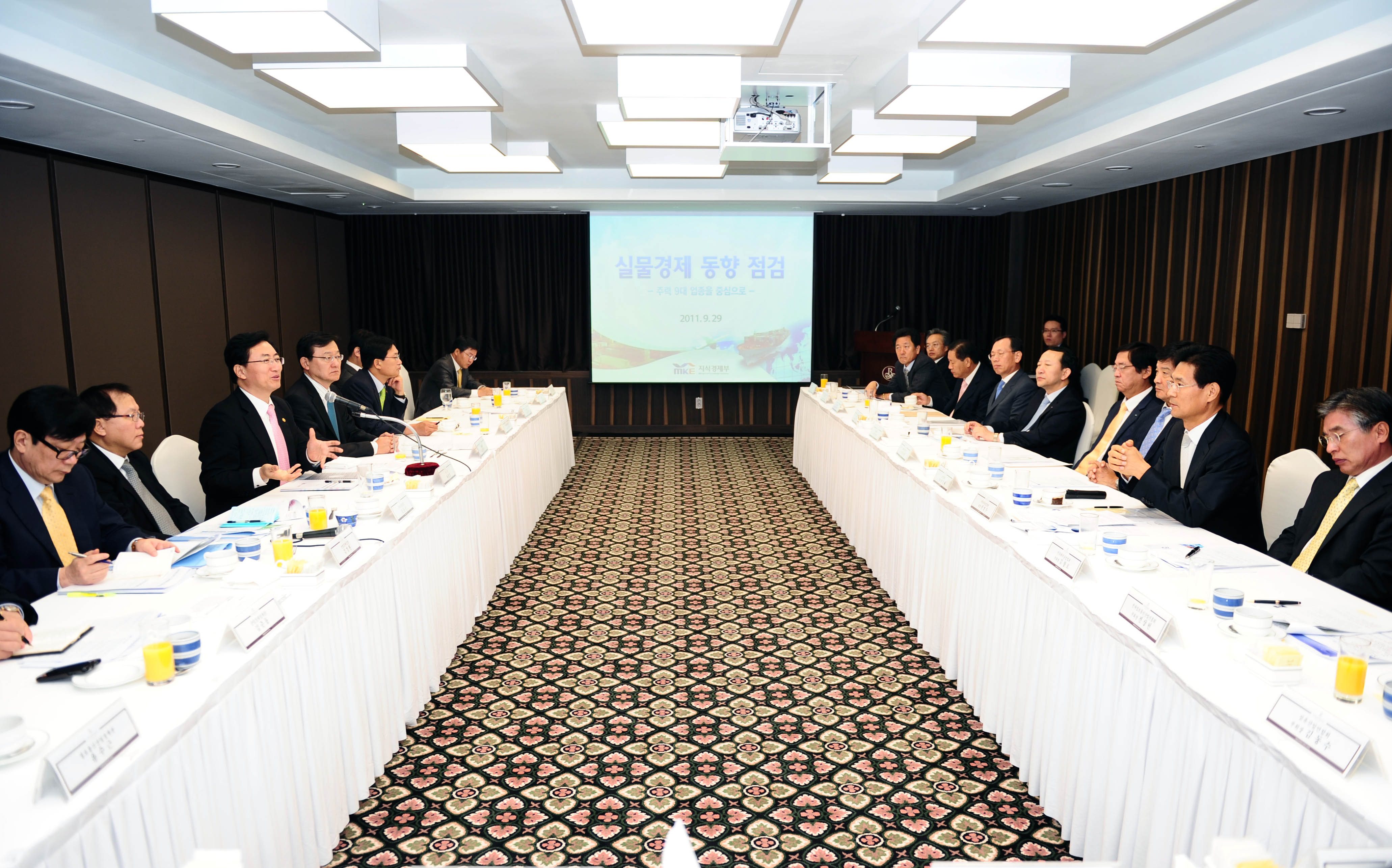 포토뉴스 < 정책뉴스 < 알림·뉴스 산업통상자원부 홈페이지 - 실물경제 점검 대응 조찬간담회 산업통상자원부