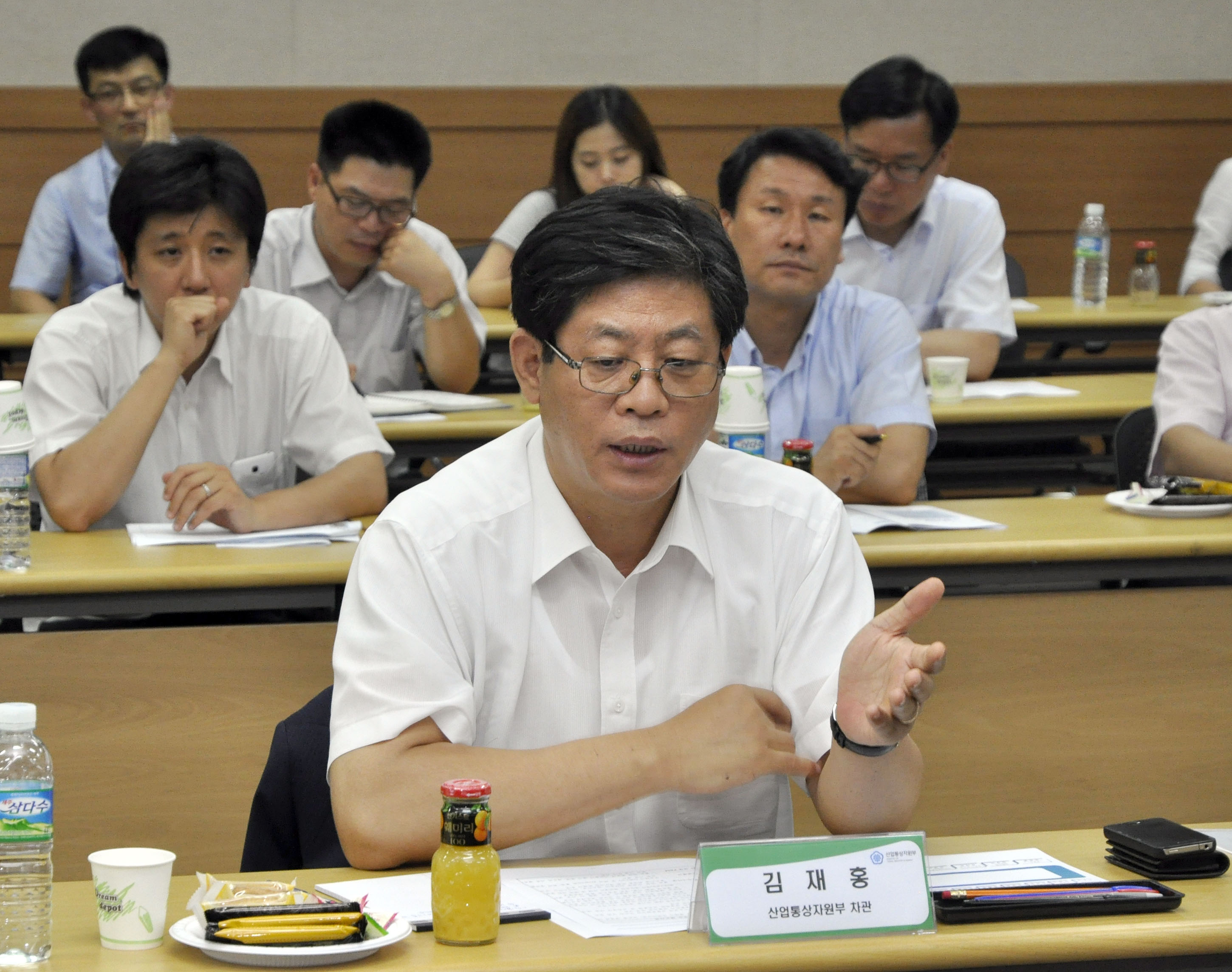 포토뉴스 < 정책뉴스 < 알림·뉴스 산업통상자원부 홈페이지 - 금형업계 대표들과의 간담회 산업통상자원부