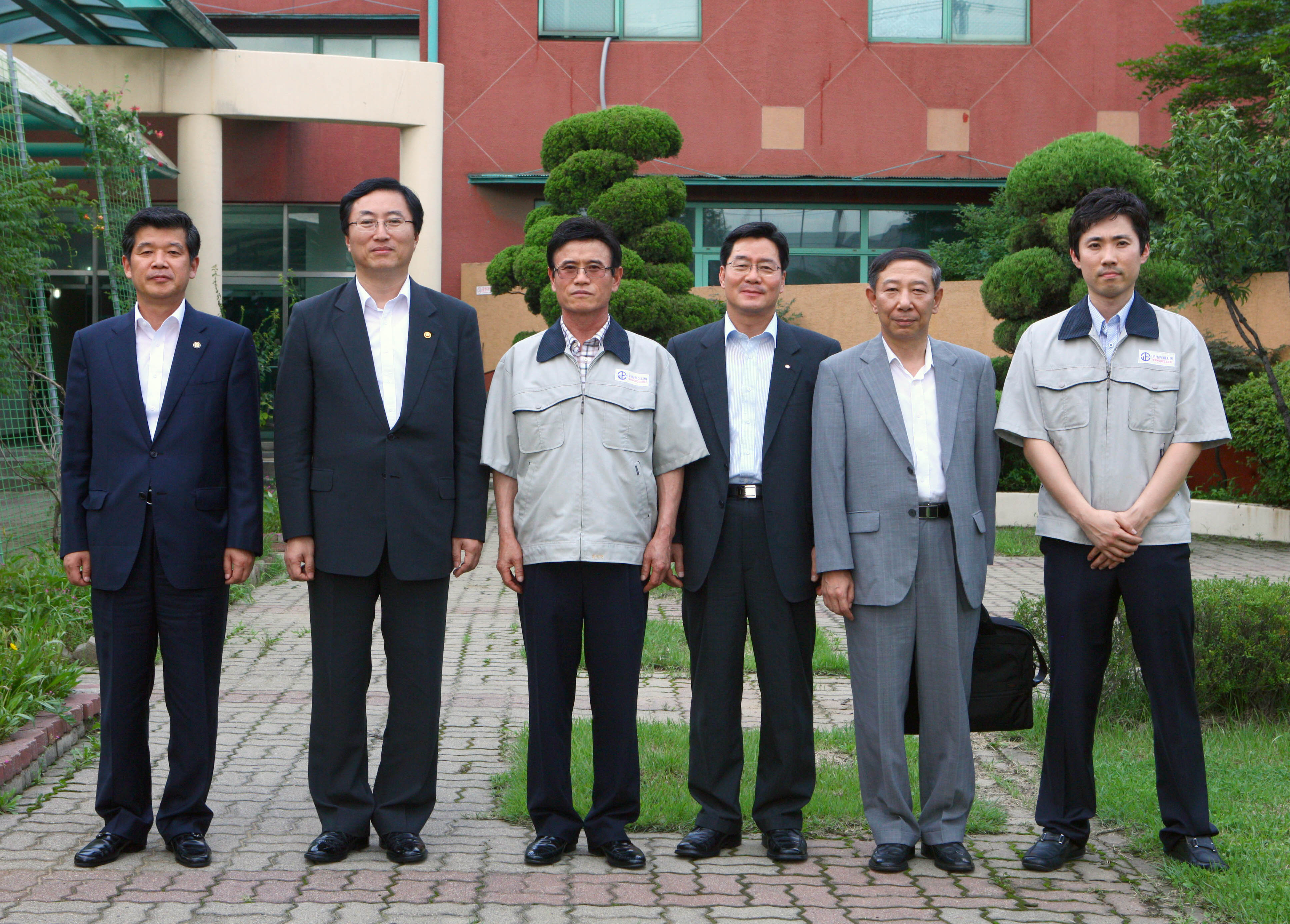 포토뉴스 < 정책뉴스 < 알림·뉴스 산업통상자원부 홈페이지 - (주)정우이지텍 현장방문 산업통상자원부