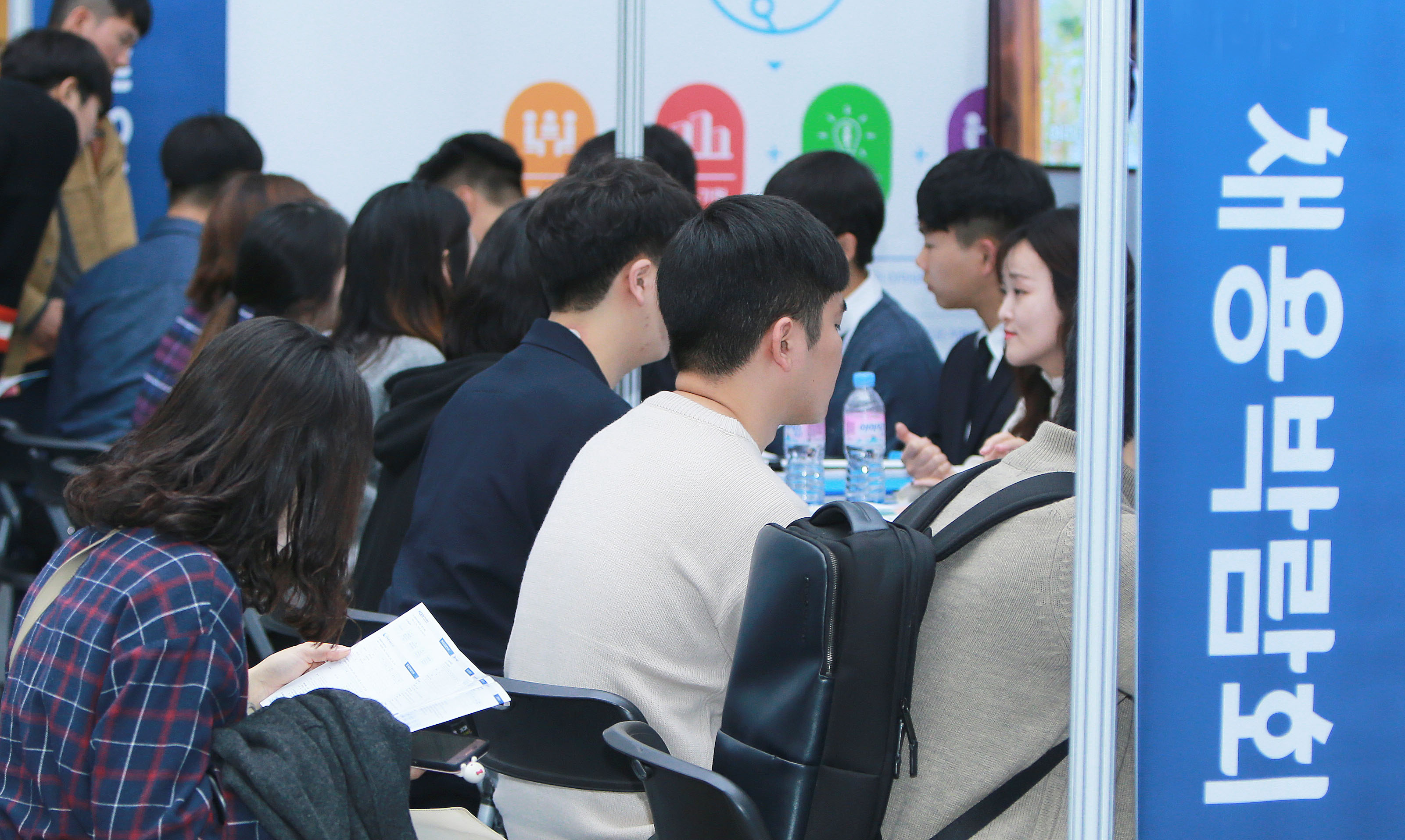 포토뉴스 < 정책뉴스 < 알림·뉴스 산업통상자원부 홈페이지 - 2018 하반기 전력그룹사 합동 채용박람회 산업통상자원부