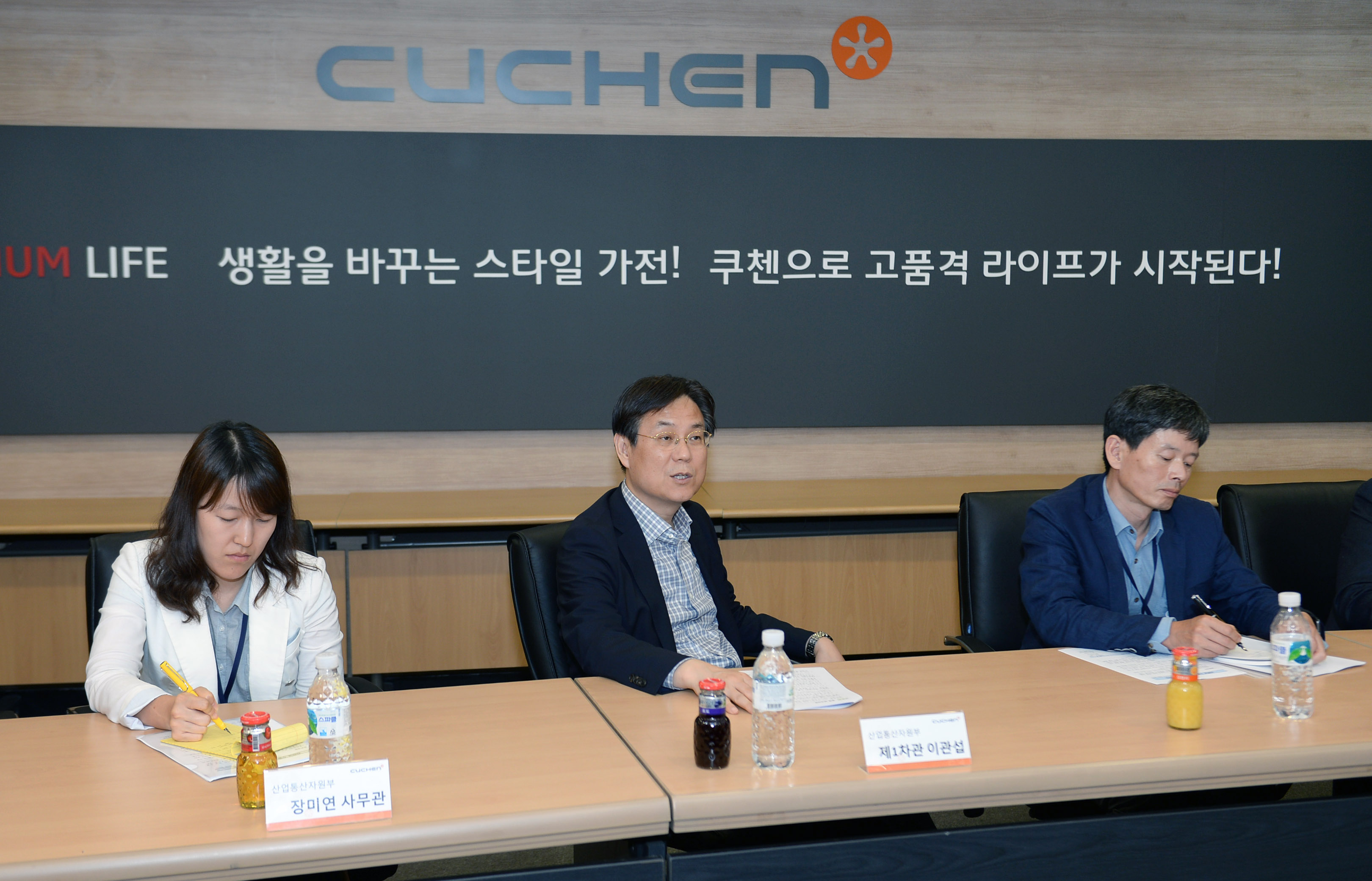 포토뉴스 < 정책뉴스 < 알림·뉴스 산업통상자원부 홈페이지 - 소형가전 수출기업인 (주)쿠첸 현장방문 산업통상자원부