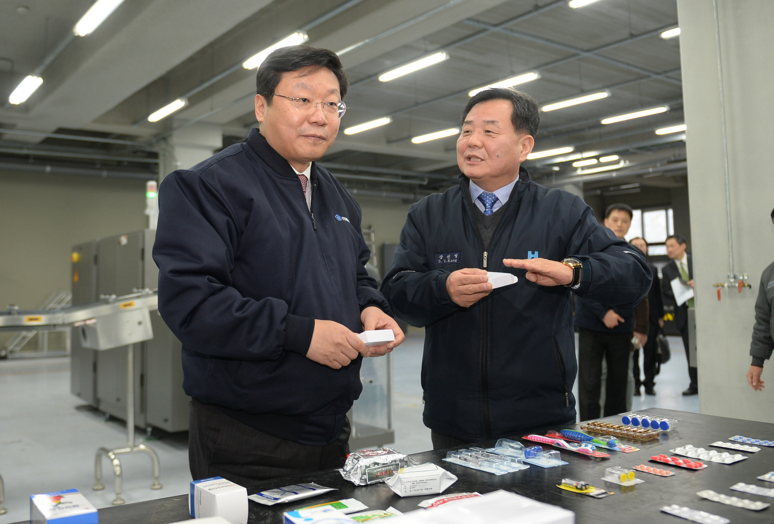 포토뉴스 < 정책뉴스 < 알림·뉴스 산업통상자원부 홈페이지 - 수출중소기업인 (주)흥아기연 현장방문 산업통상자원부