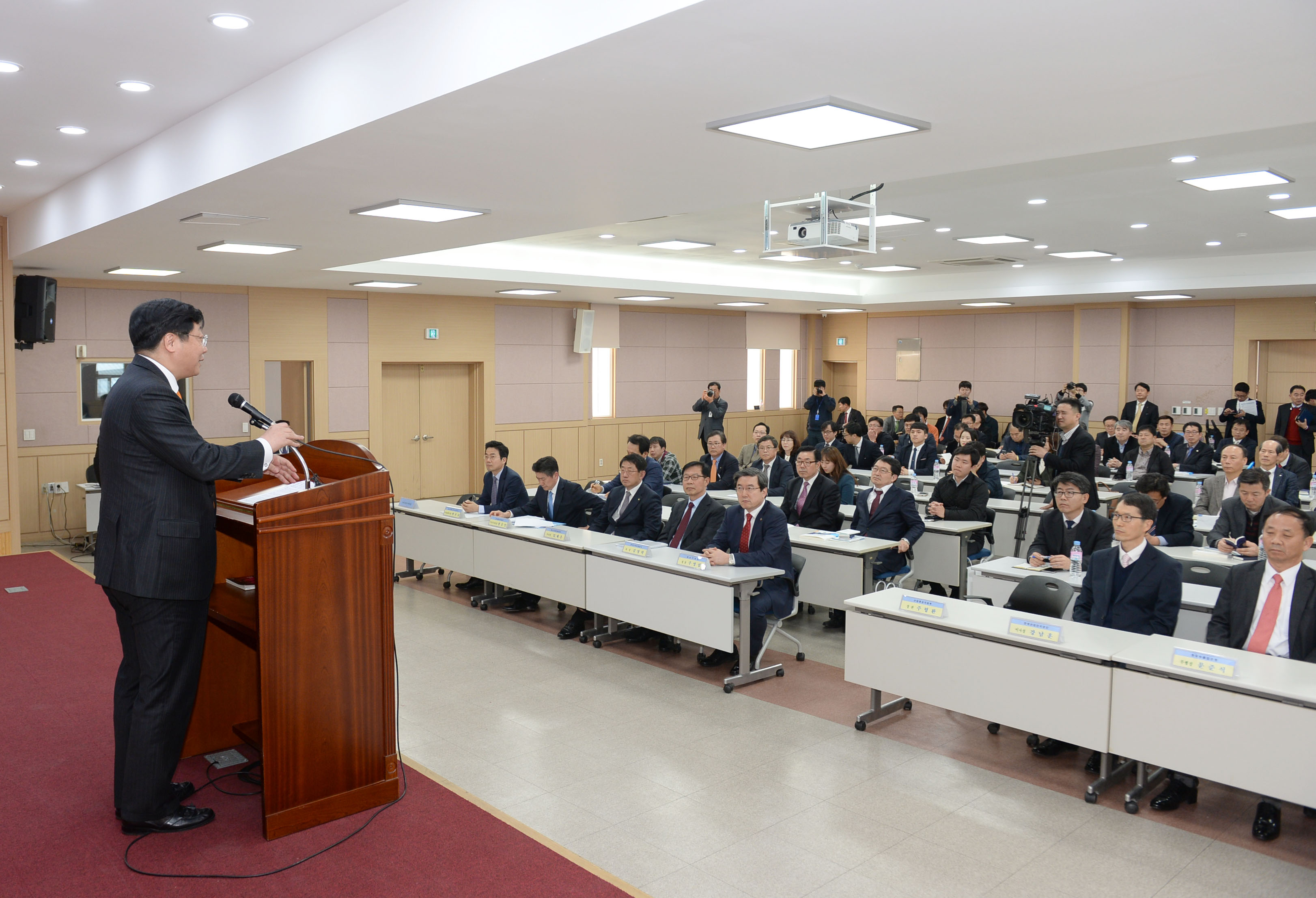 포토뉴스 < 정책뉴스 < 알림·뉴스 산업통상자원부 홈페이지 - 구미산단 수출지원사업 설명회 산업통상자원부