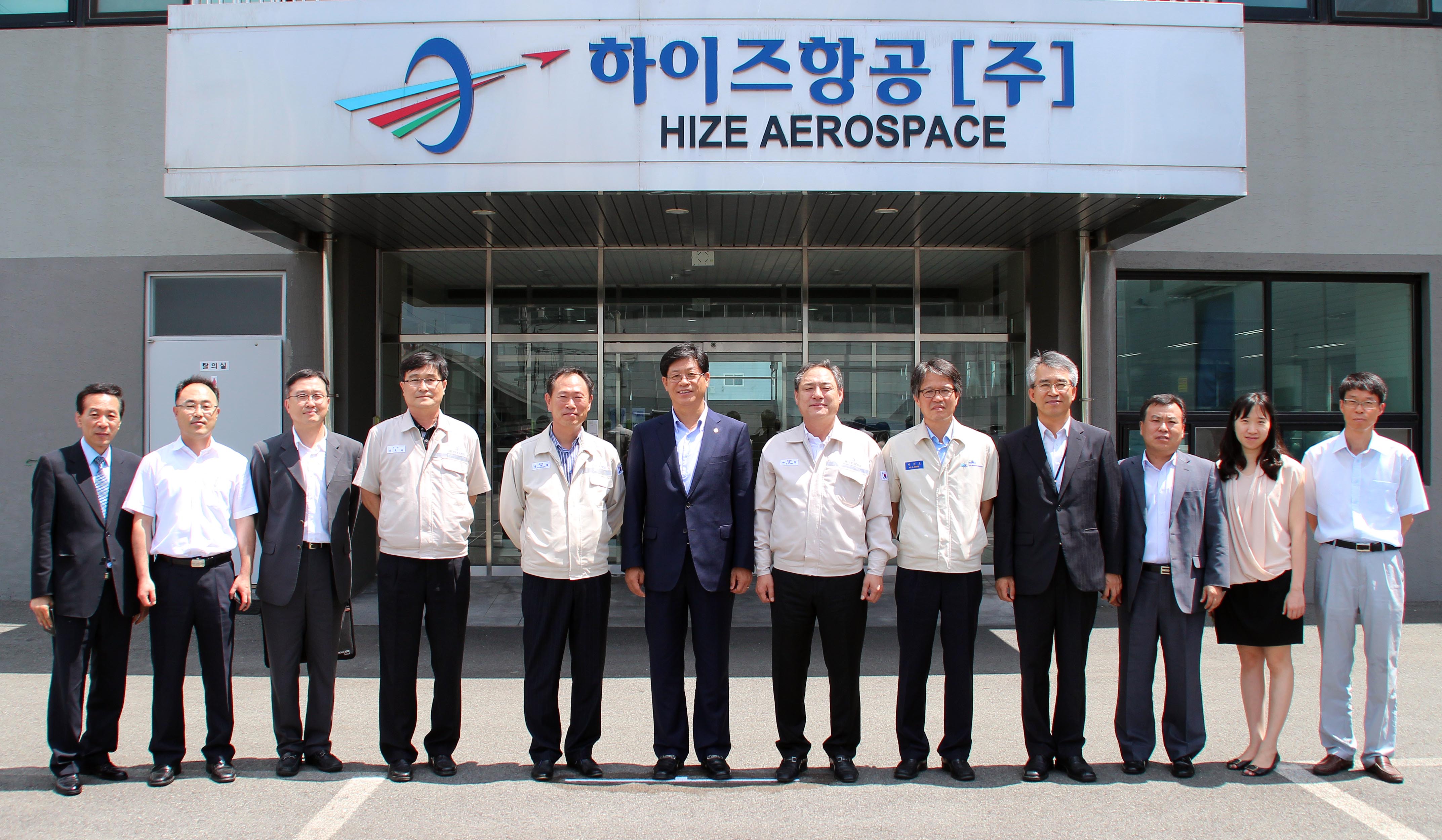 포토뉴스 < 정책뉴스 < 알림·뉴스 산업통상자원부 홈페이지 - 하이즈항공 현장방문 산업통상자원부