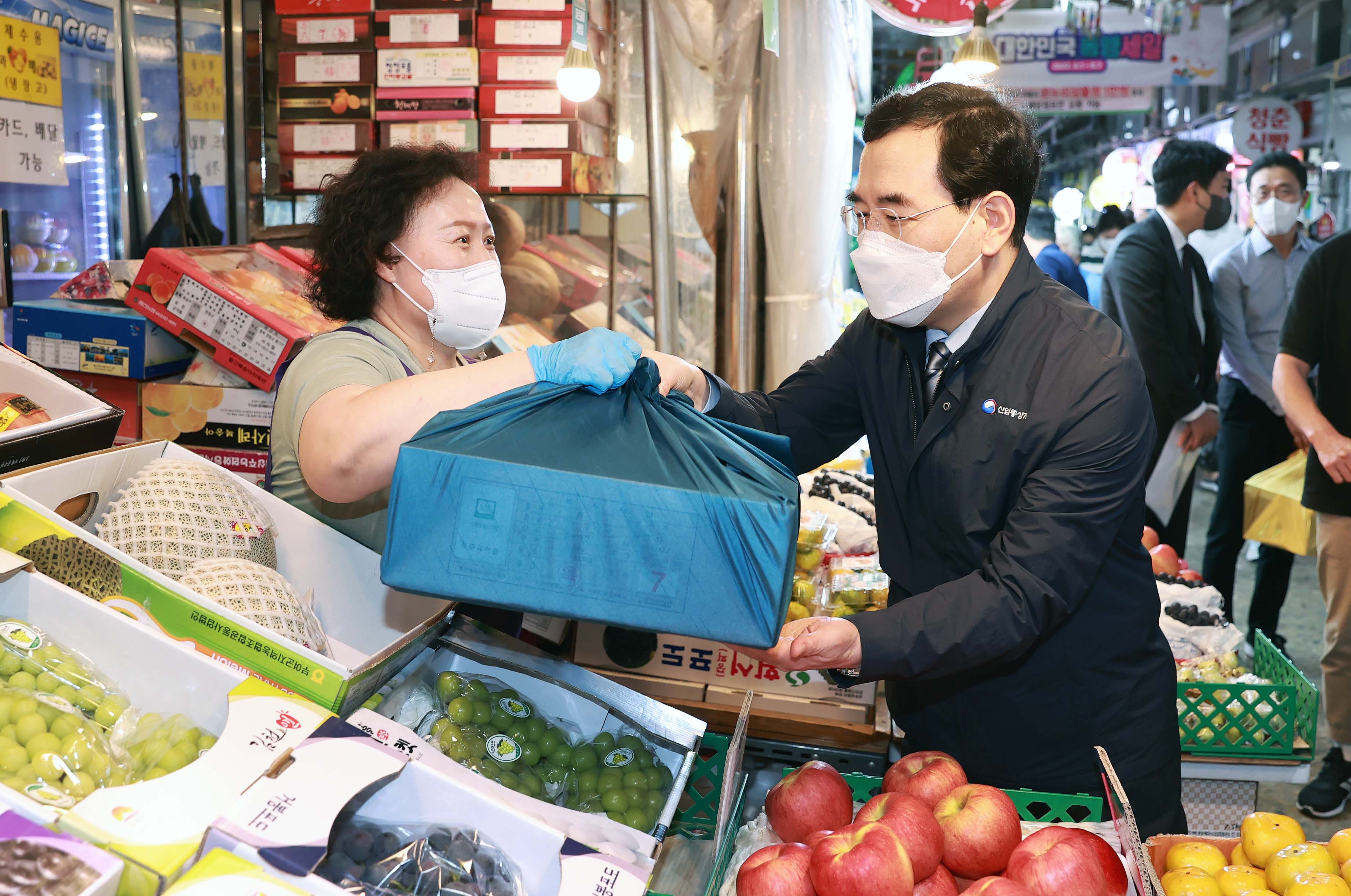 포토뉴스 < 정책뉴스 < 알림·뉴스 산업통상자원부 홈페이지 - 추석 명절을 맞아 전통시장인 영천시장 현장방문 산업통상자원부
