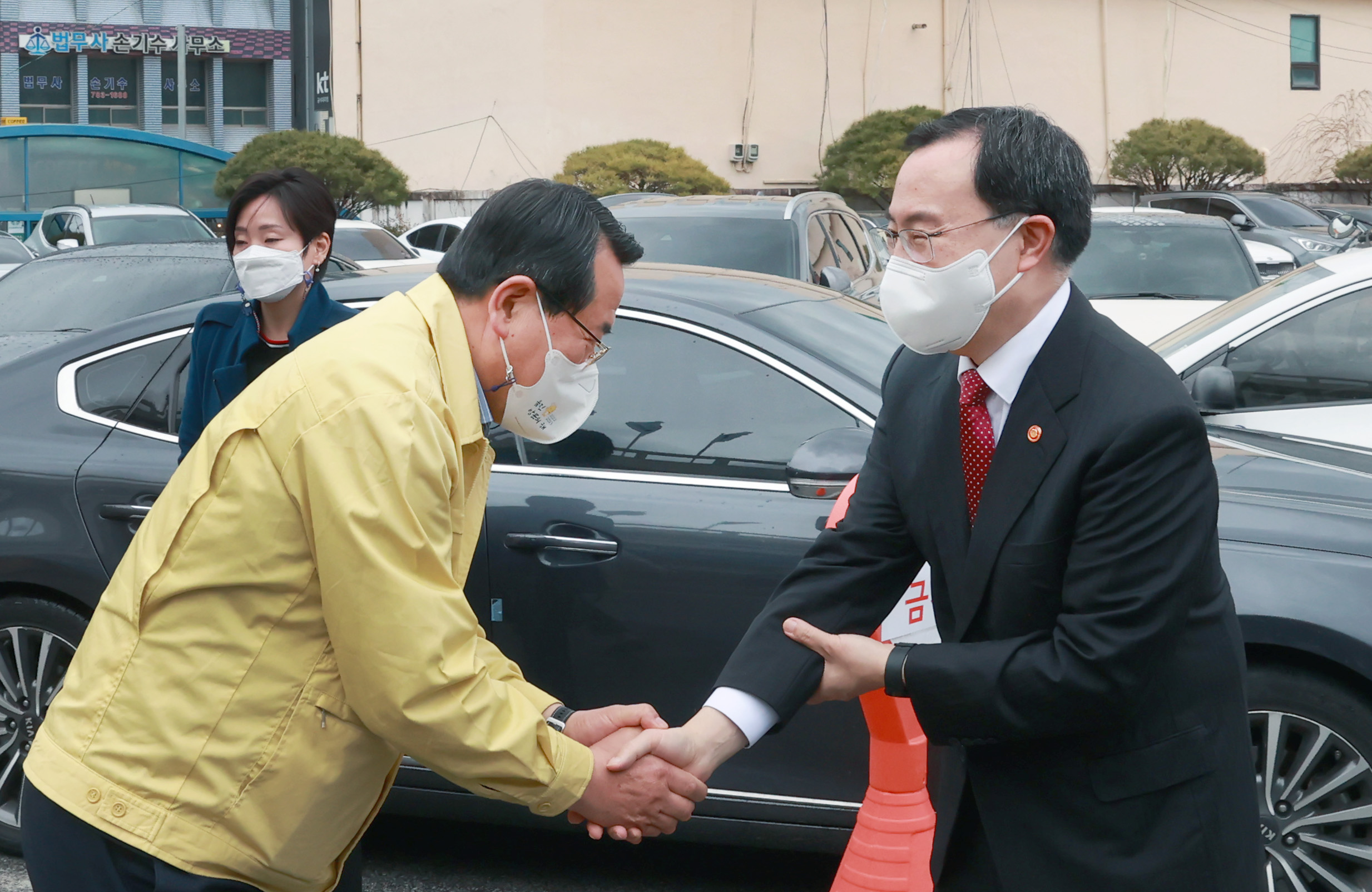 포토뉴스 < 정책뉴스 < 알림·뉴스 산업통상자원부 홈페이지 - 울진군청 격려 방문 산업통상자원부