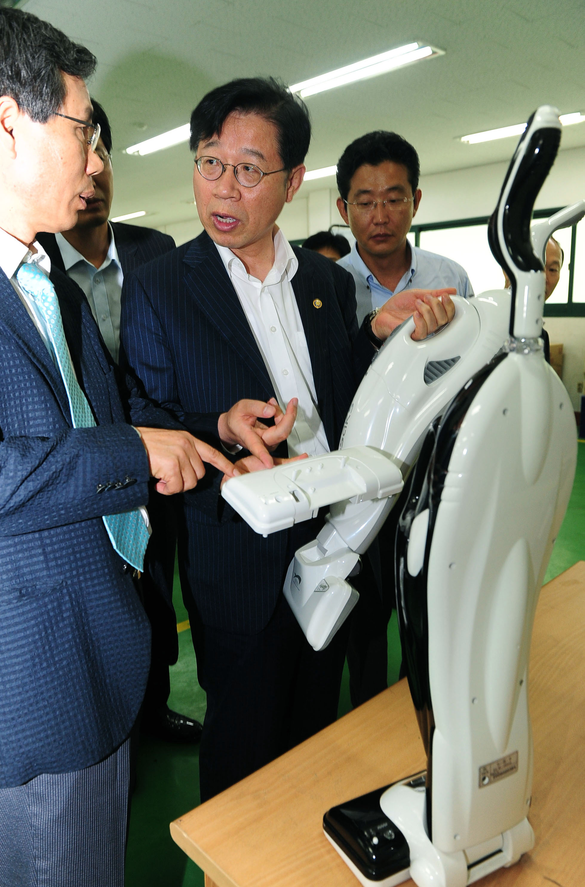 포토뉴스 < 정책뉴스 < 알림·뉴스 산업통상자원부 홈페이지 - 소형가전 생산 수출기업인 에이스전자(주) 현장방문 산업통상자원부