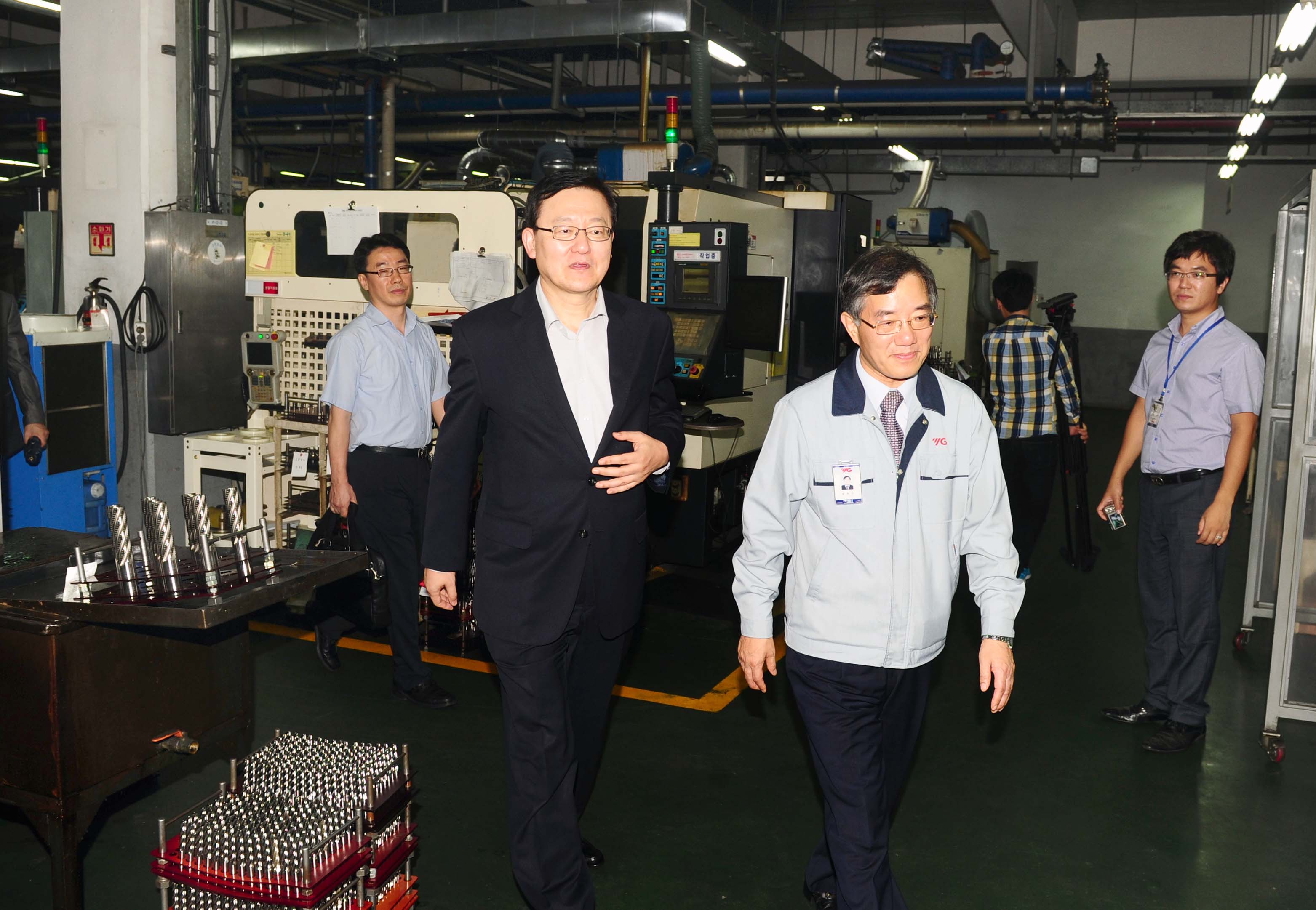 포토뉴스 < 정책뉴스 < 알림·뉴스 산업통상자원부 홈페이지 - 수출 중견기업인 와이지원 현장방문 산업통상자원부